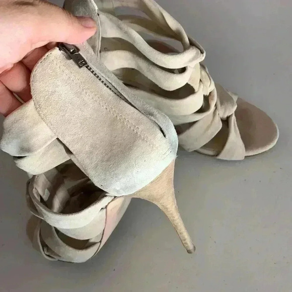 Elizabeth and James - Picture 3 of 7